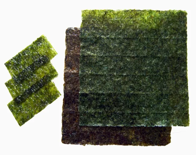 Roasted nori sheets. Actual roasted nori sheets. Sheet size, seasoning and the number supplied with a bowl vary by shop.
