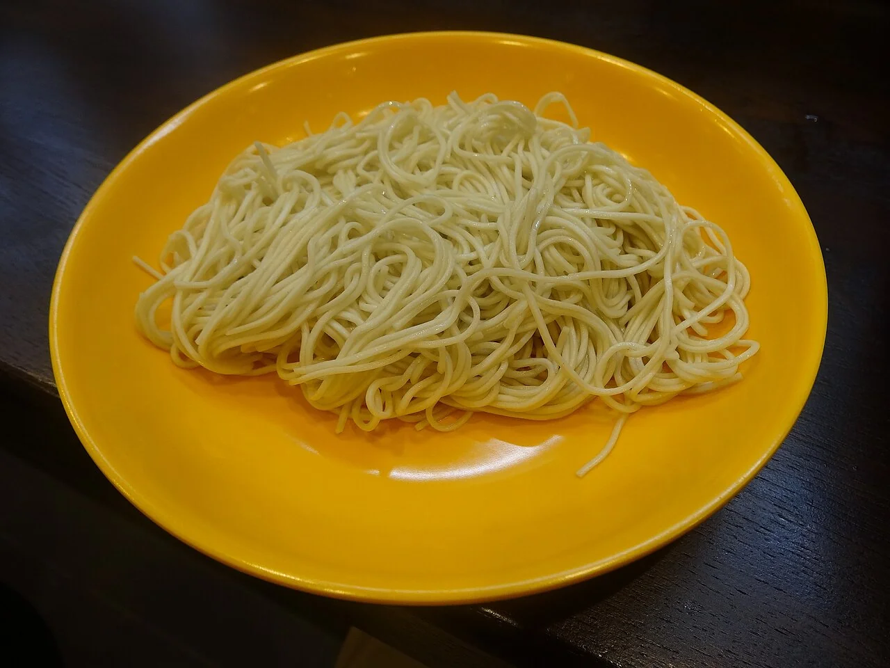 Thin kaedama noodles served on a yellow plate.